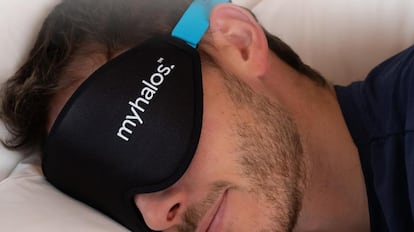 Máscara para dormir con material transpirable.