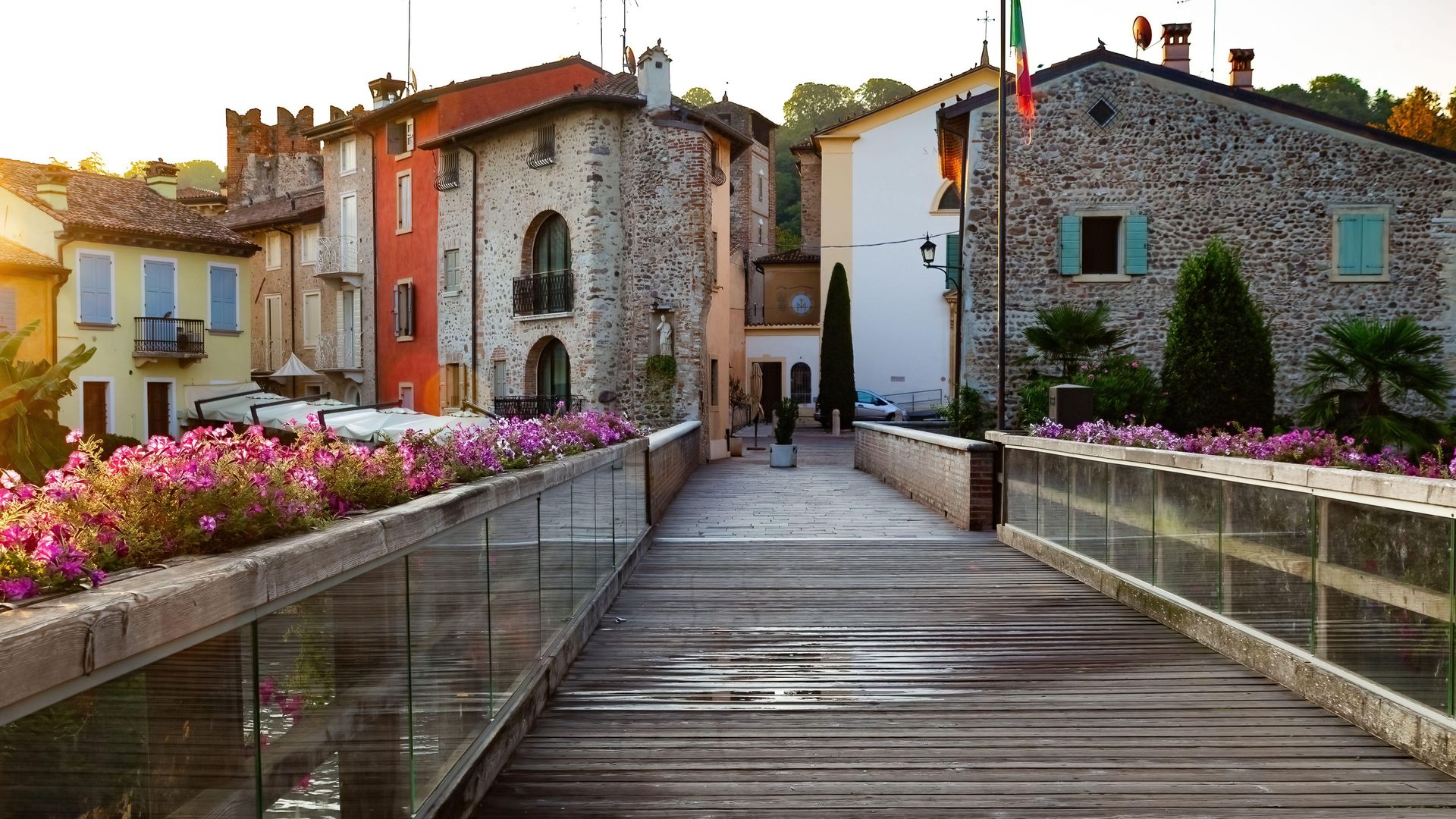 Borghetto Sulcio, el puente sobre el río Mincio y el acceso a personas antiguas.