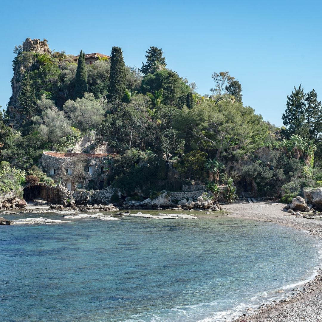 Hermosa imagen de la costa de Taormina en Italia con sus playas naturales