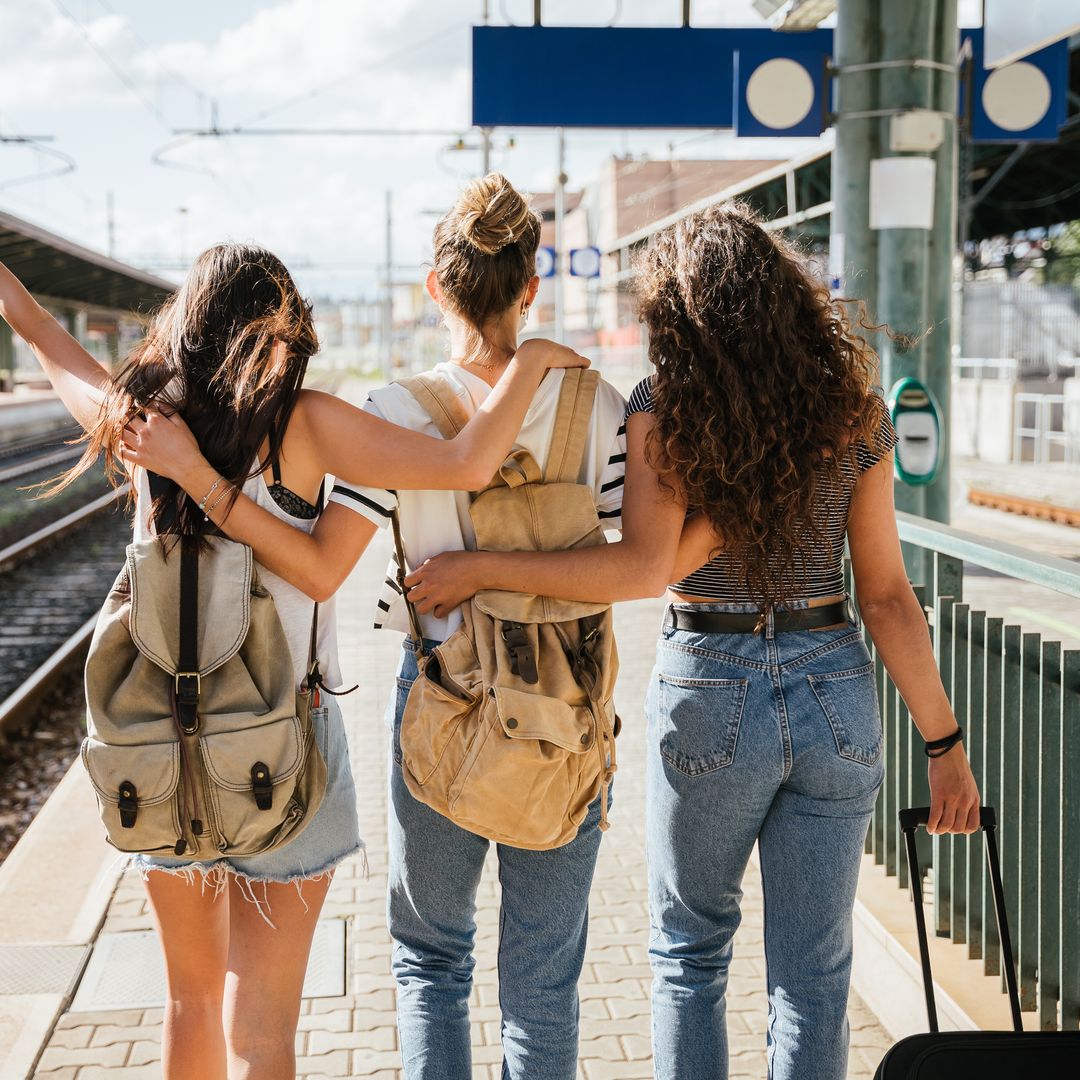 Groupe de jeunes filles voyageant en train