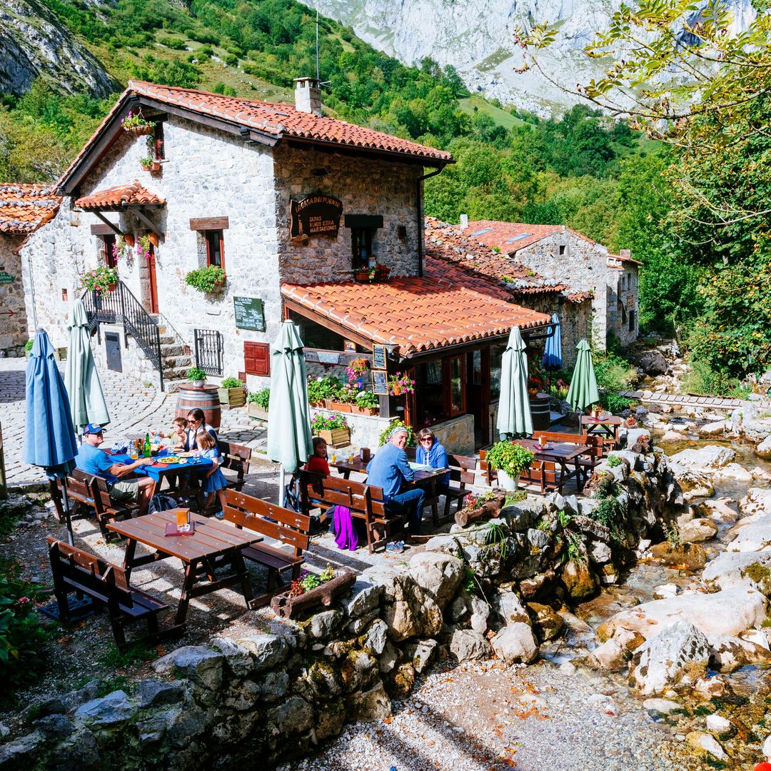 Bulnes, una hermosa ciudad de Los Picos de Europa, en Asturias, en el municipio de Cabrales