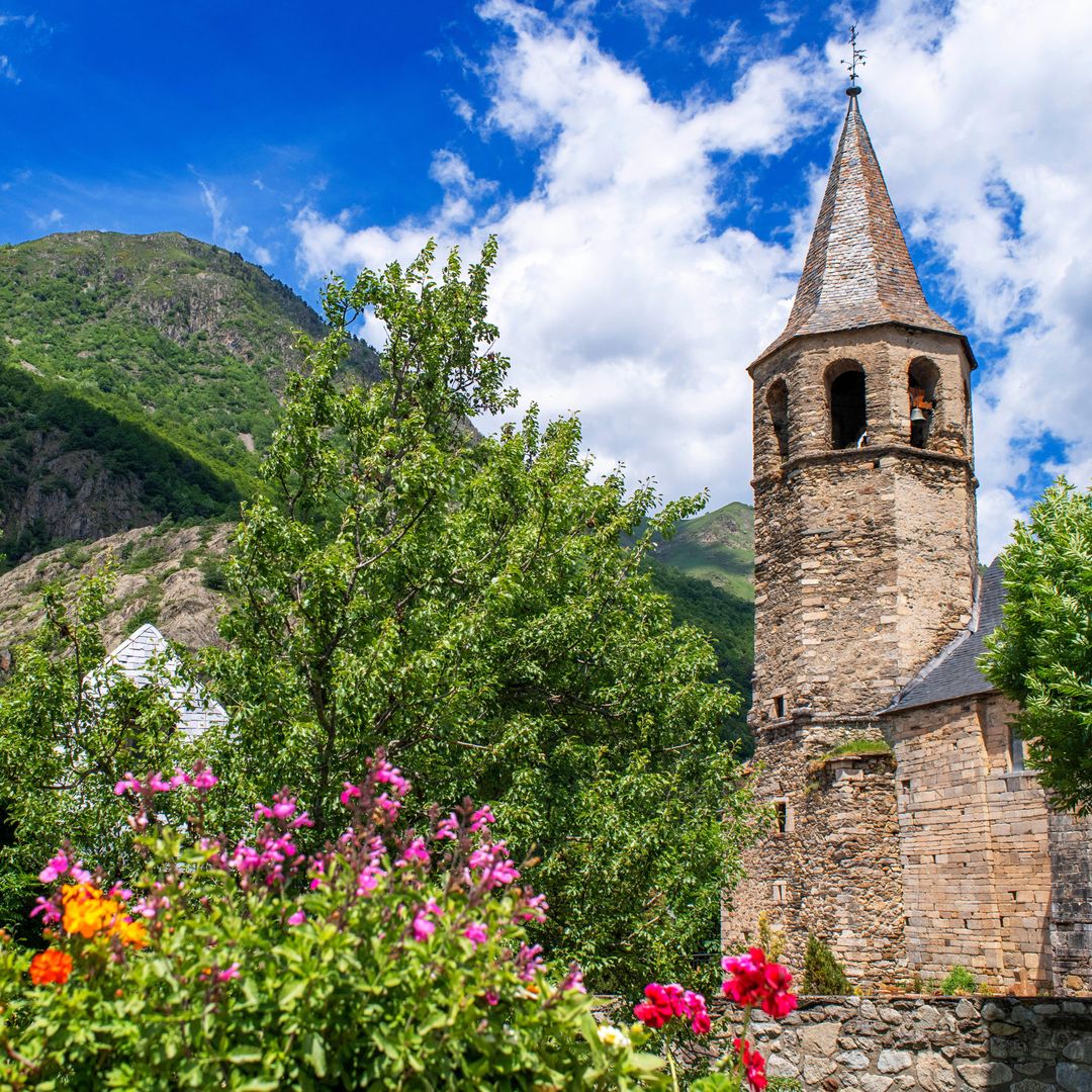 Villa de Bagergue y su iglesia romana de Sant Feliú, en el valle de Arán, Lleida