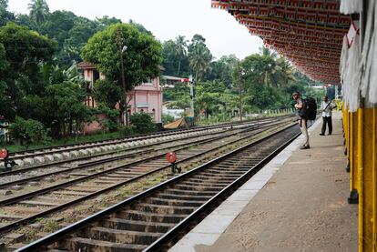 El explorador y orador Thor Pedersen, en 2023, en una estación de Sri Lanka. 