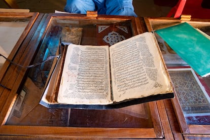En bibliotecas privadas en Chinguetti, aún puede ver algunos de los antiguos manuscritos.