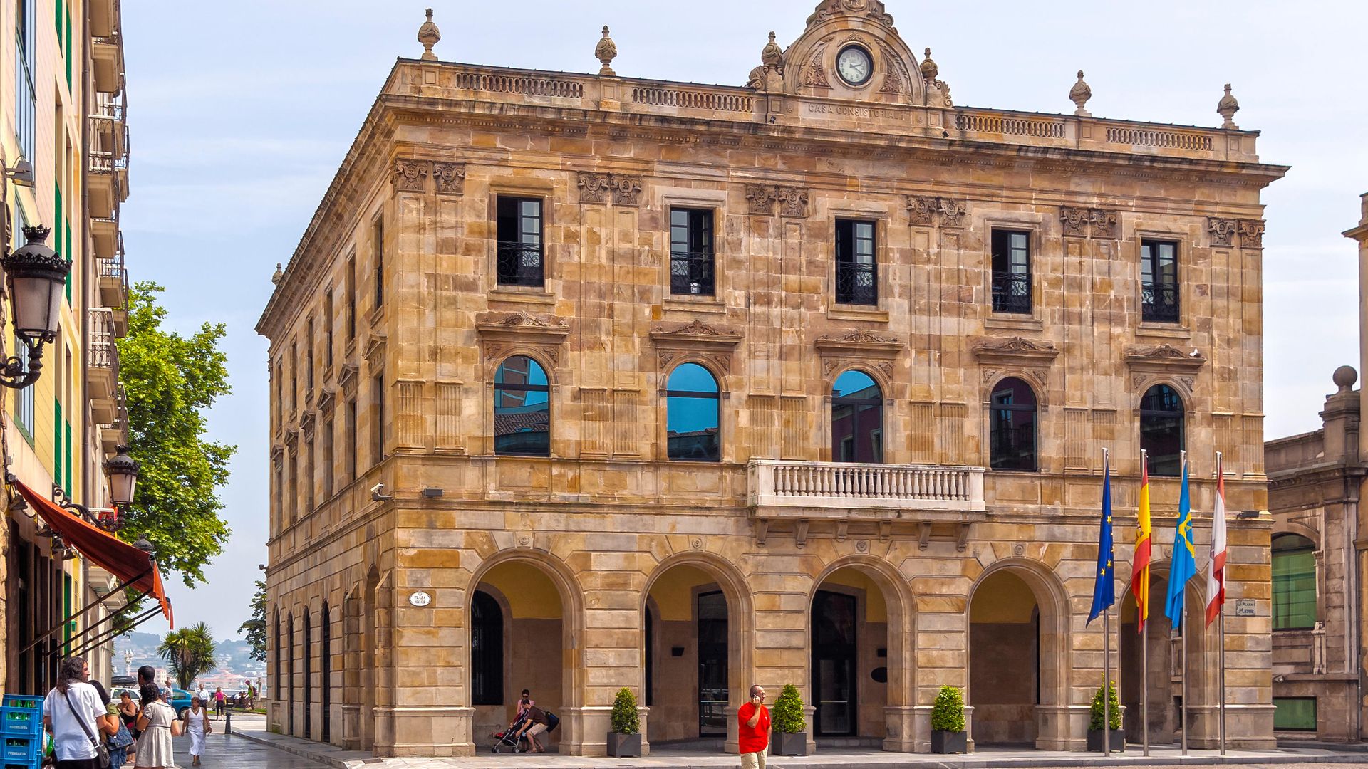 El alcalde de Place de Gijón en el distrito de Cimadevilla y el edificio del Consejo Municipal