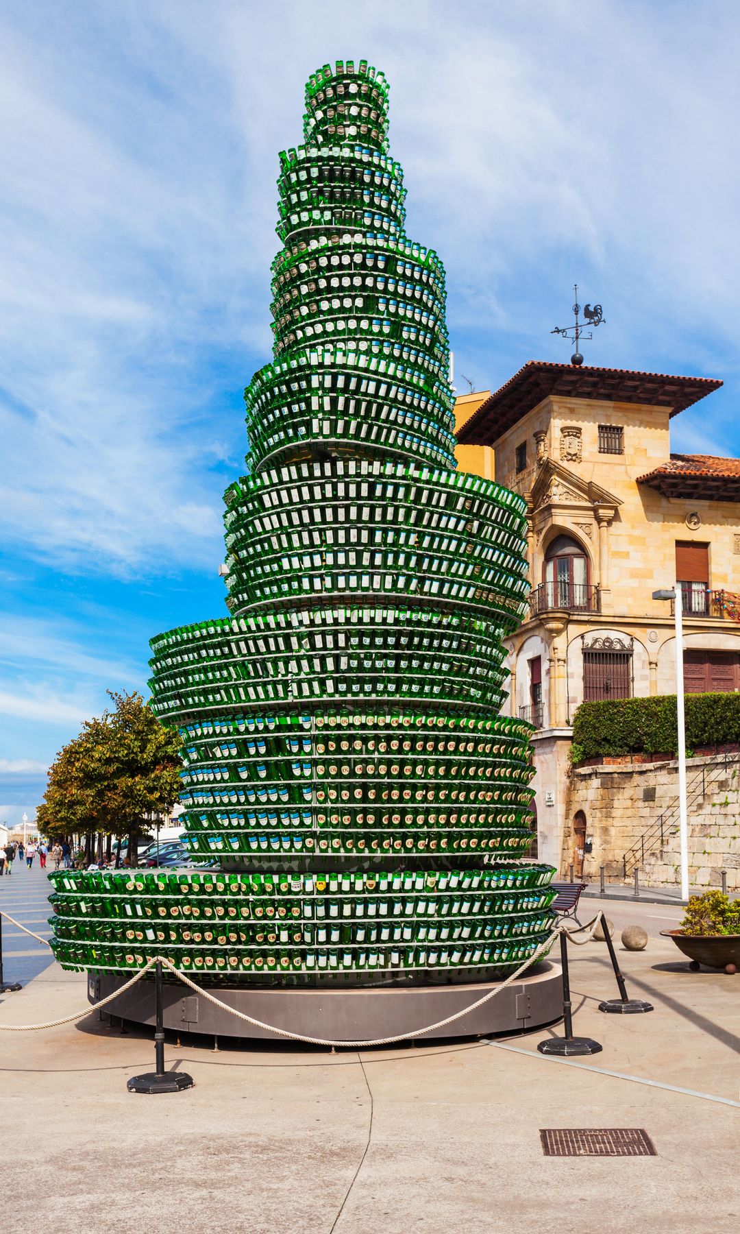Escultura llamada Sidra Tree en Gijón, Asturias