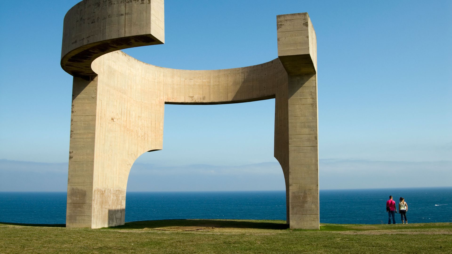 Escultura de Chillida, el elogio del horizonte, en la colina de Santa Catalina, en Gijón