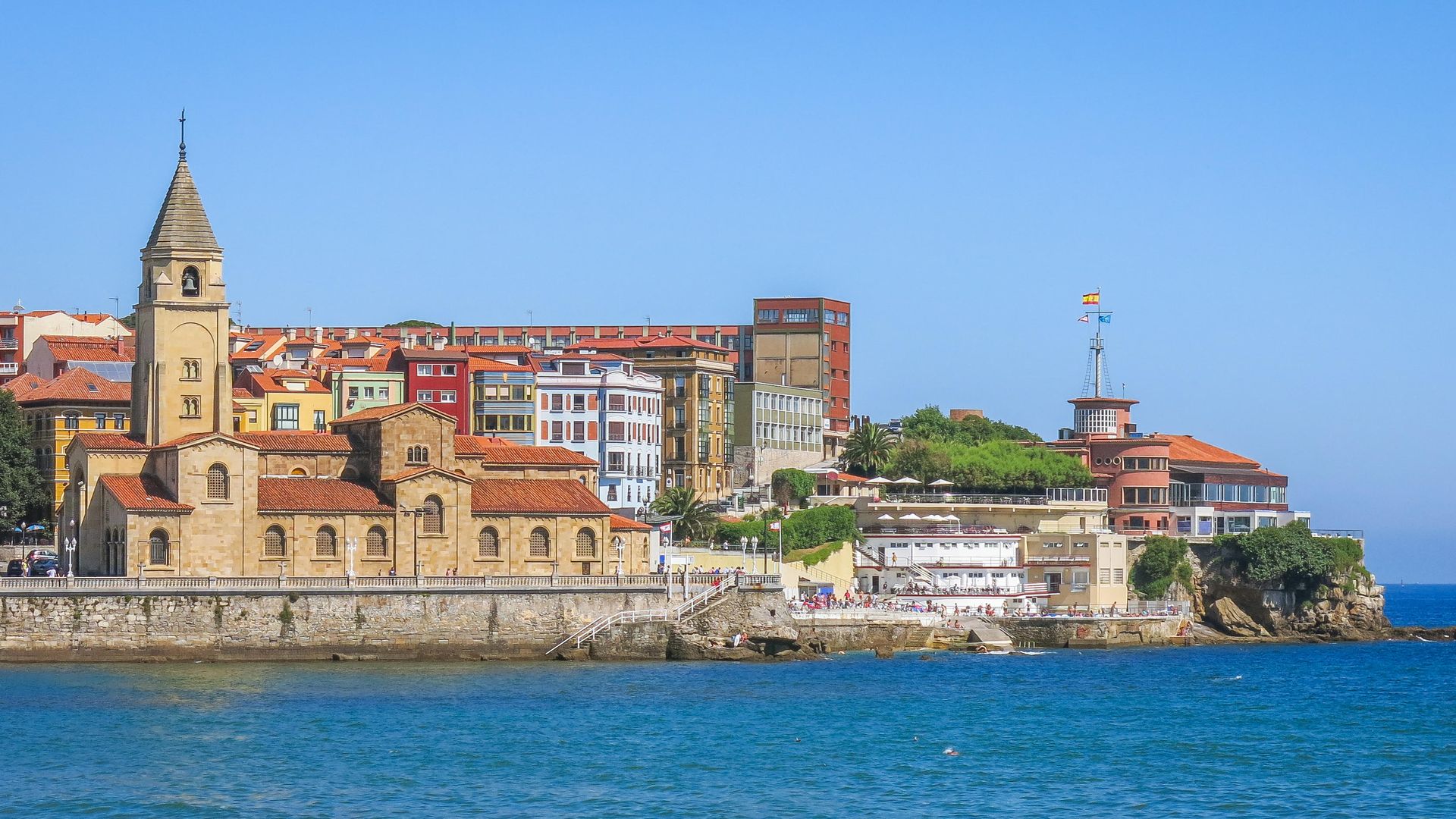 Panorámico de la iglesia de San Pedro de Gijón, al lado del mar