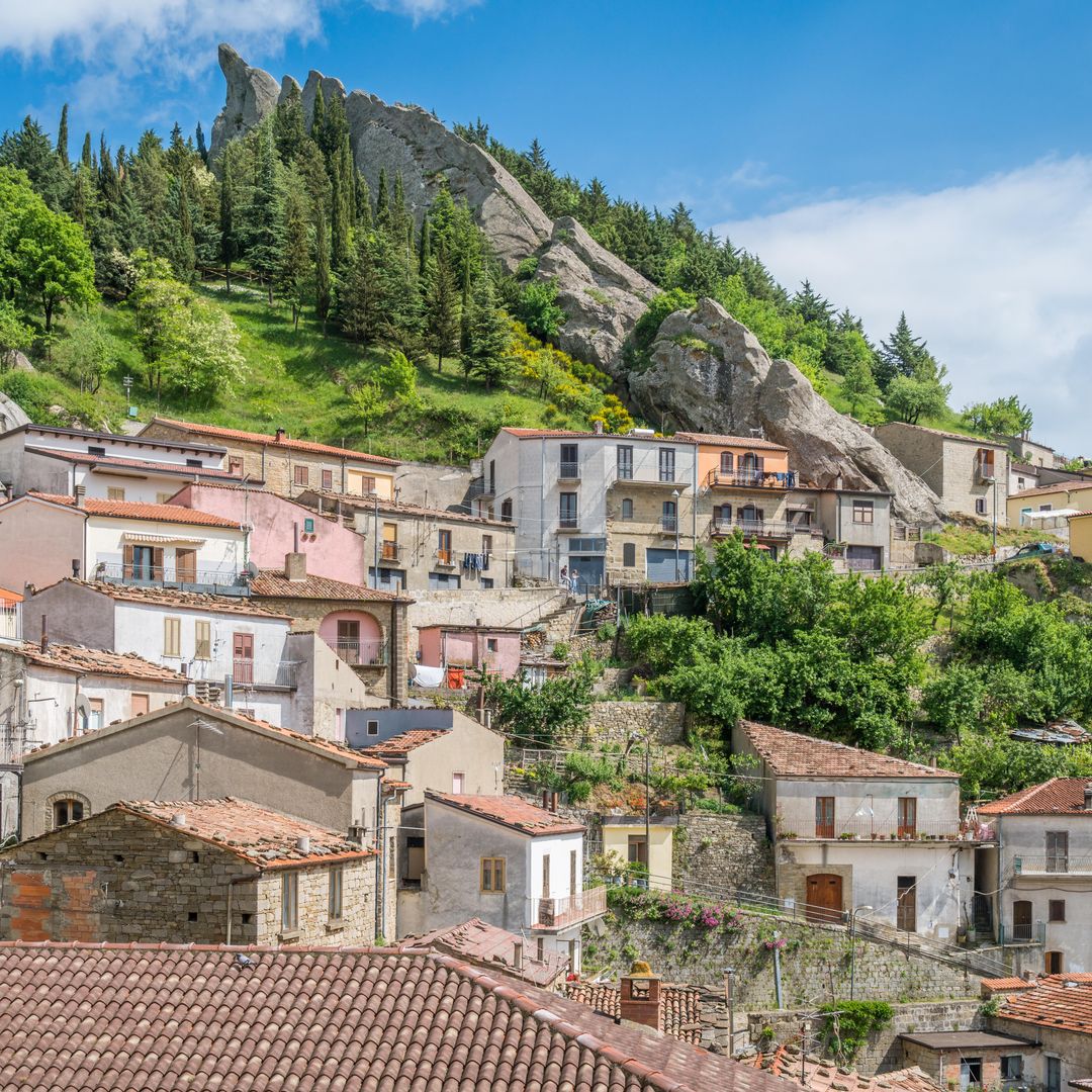 Pietrapertosa, un pequeño pueblo en Los Dolomitas Lucanos, en el sur de Italia en la región de Basilicata
