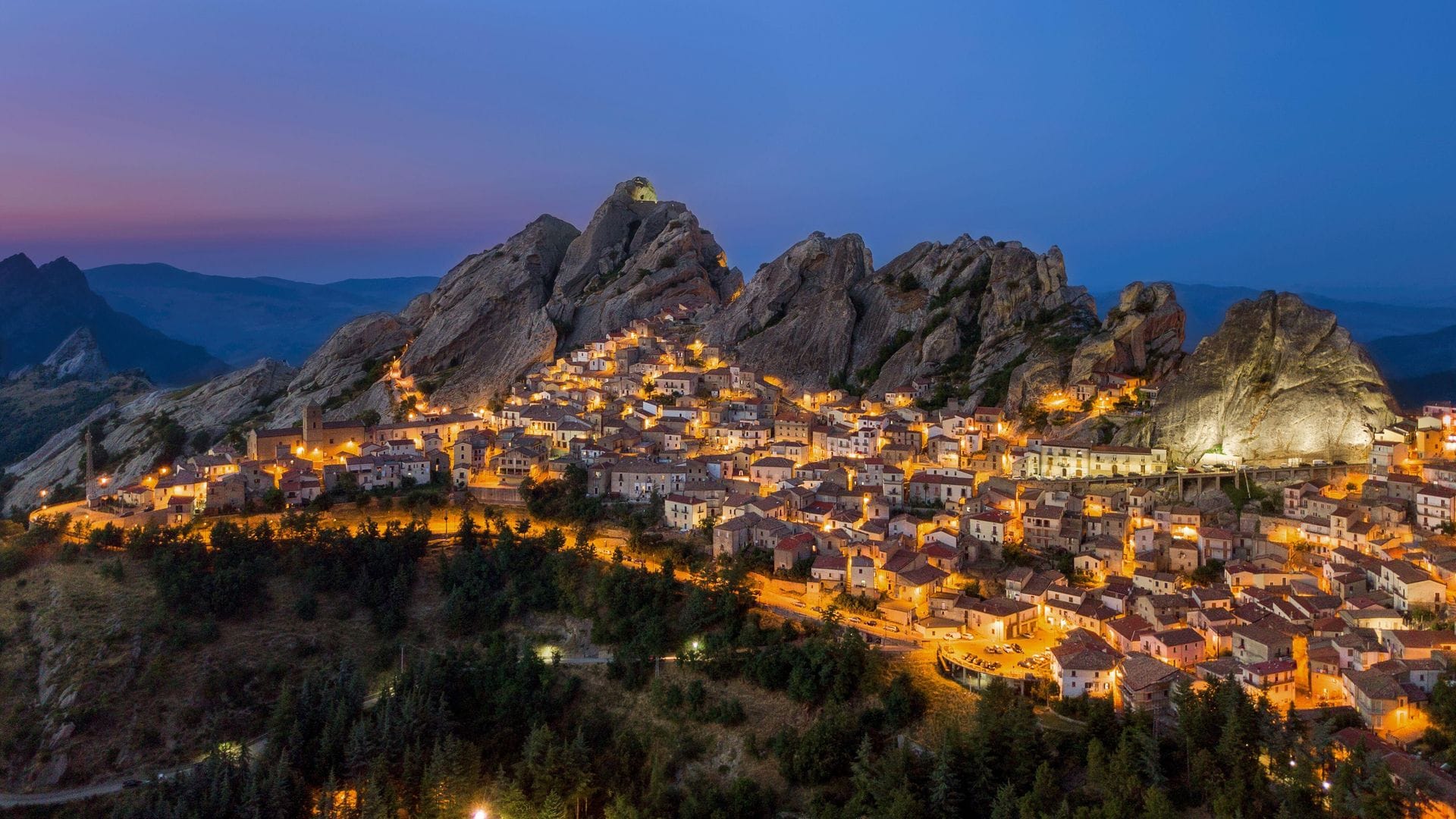 Pietrapertosa, un pequeño pueblo en Los Dolomitas Lucanos, en el sur de Italia en la región de Basilicata