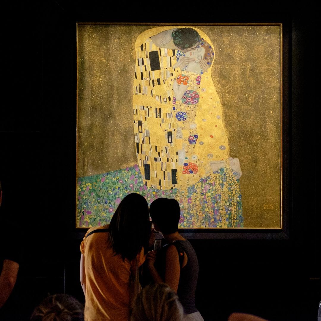 La pintura de besos de Gustav Klimt en Belvedere Palacio Museo, en Viena., Austria