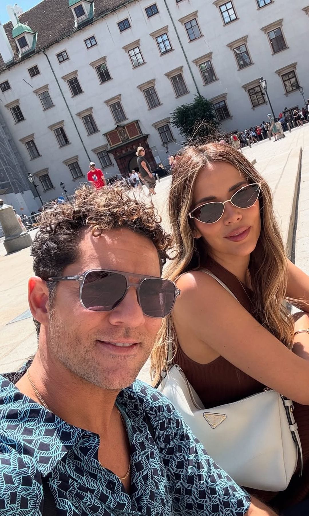 Rosana Zanetti y David Bisbal durante un viaje a Austria, en las calles de Viena, en julio de 2025