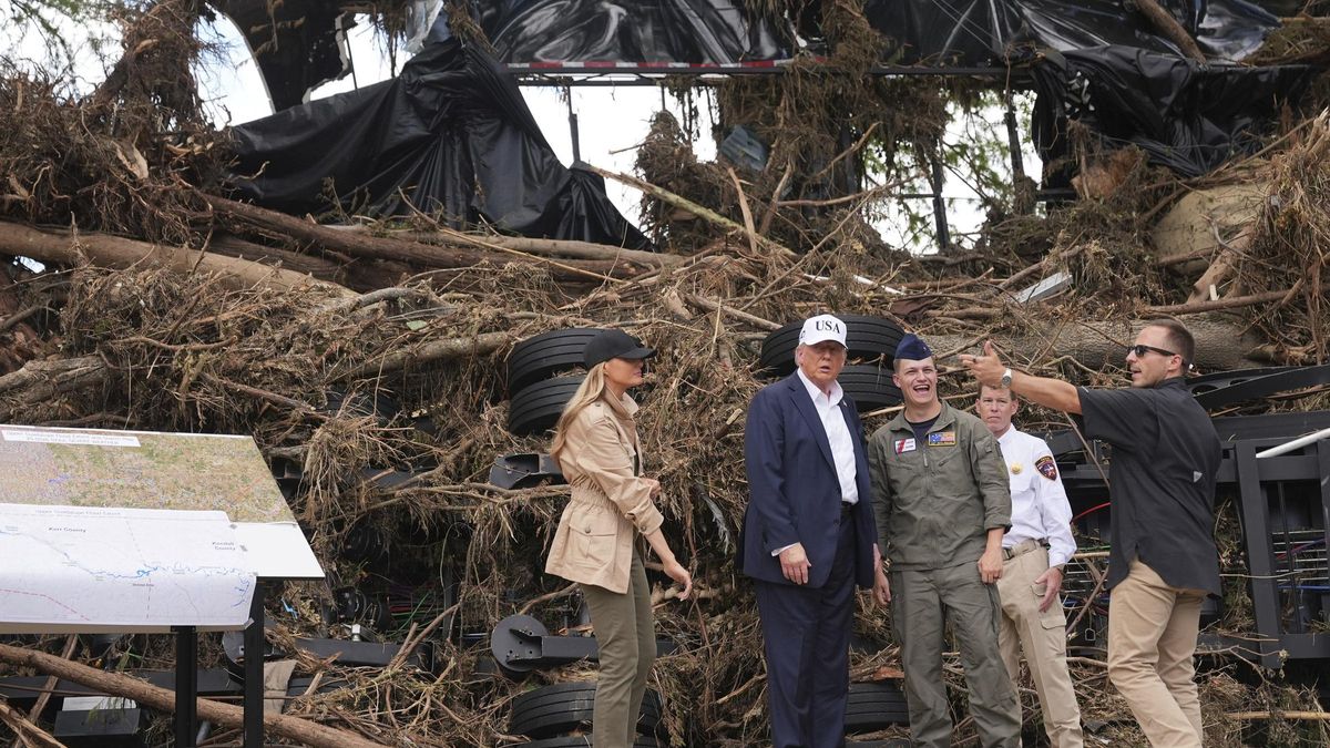 RIADAS ESTADOS UNIDOS | Trump visita la zona devastada por las inundaciones en Texas conforme crece el escrutinio a la respuesta federal