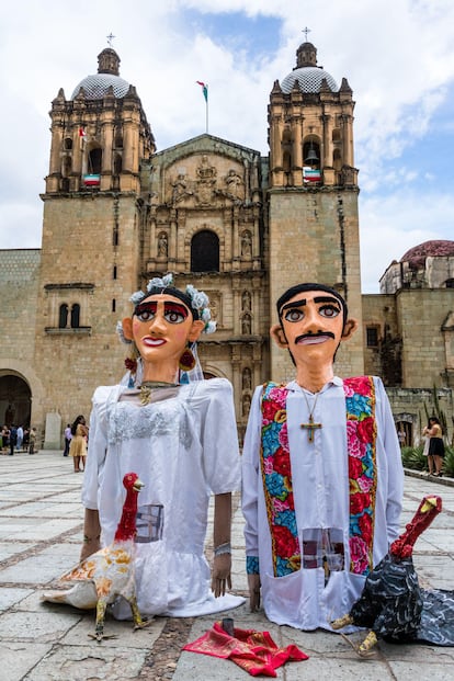 Dos monos calendario, Titleres gigantes utilizados durante bodas y festivales de oxaca, se visten con novios.