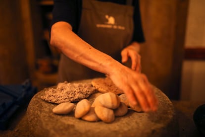Un chef está preparando tortillas de maíz en el restaurante de levadura de la olla, la chef Thalia Barrios García, en Oxaca.