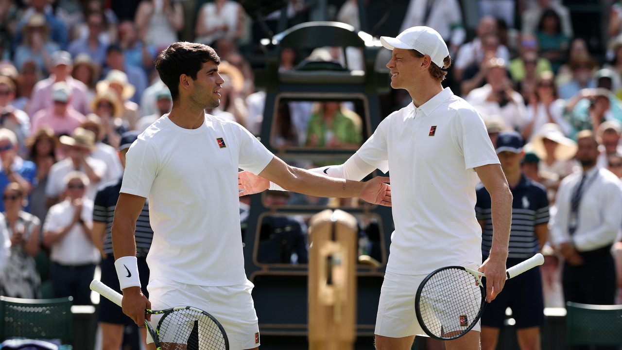Sinner se la devuelve a Carlos Alcaraz remontándole en la final de Wimbledon