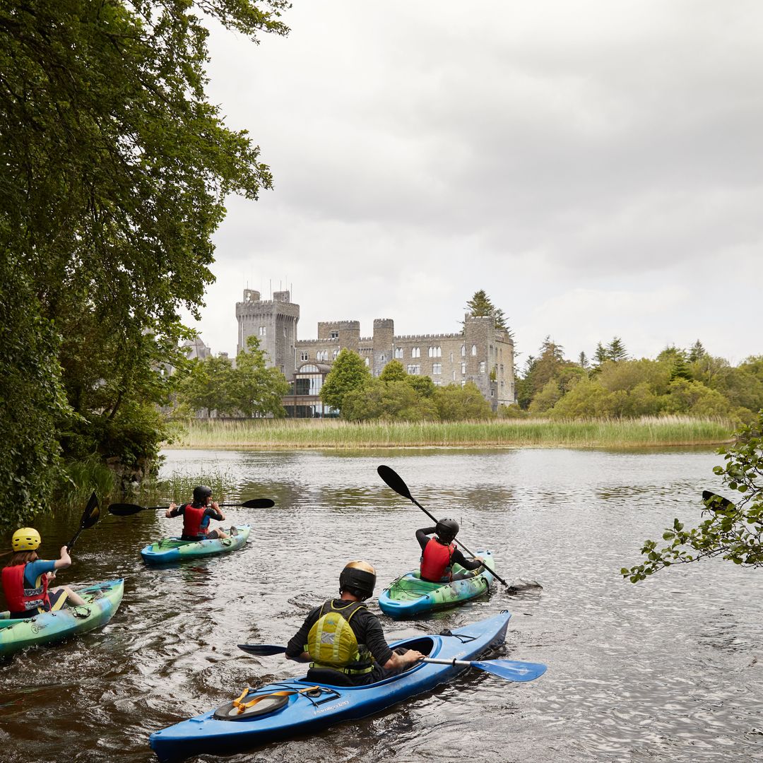 Ashford Castle, en Irlanda, un antiguo castillo medieval convertido en hotel de lujo