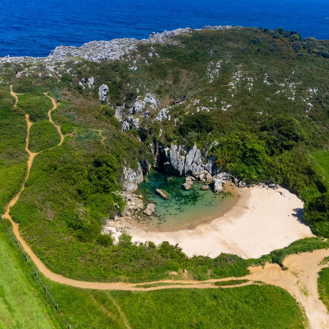Gulpiyuri Beach, Asturias, entre las playas más hermosas de España para el verano de 2025