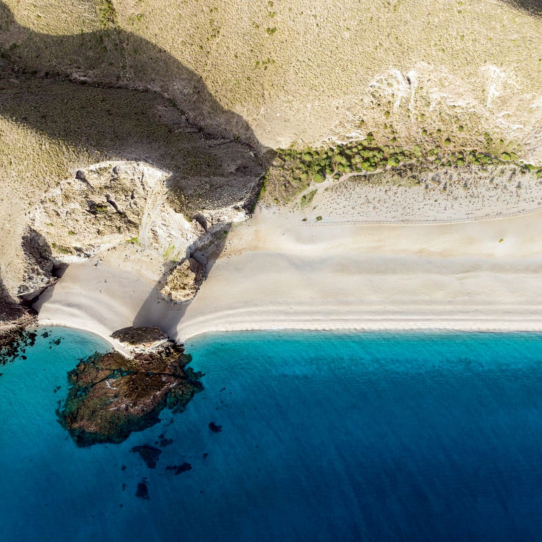 Playa de los Dead, Almería, entre las playas más hermosas de España para el verano de 2025