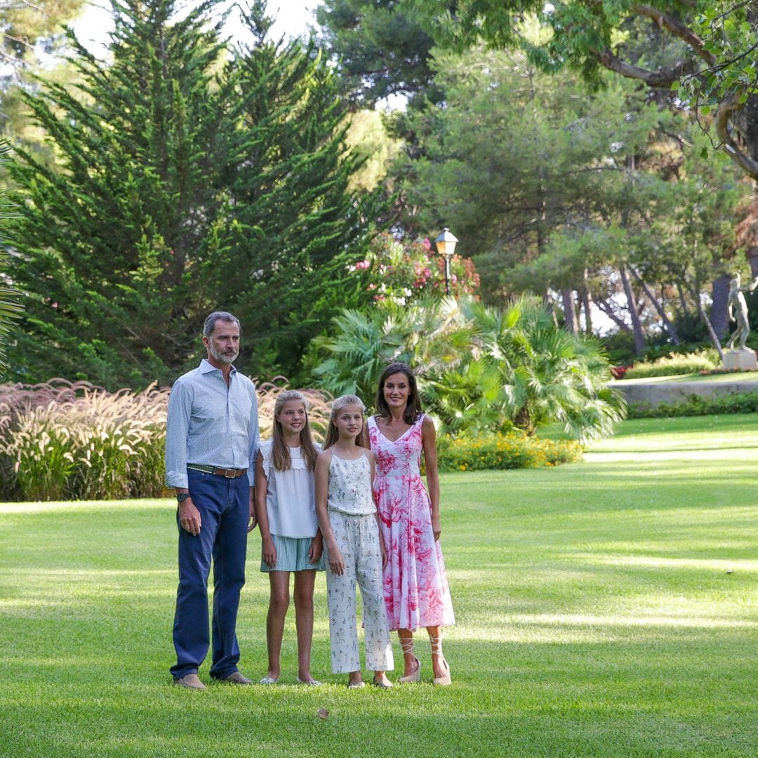 La familia real posa en los jardines del Palais de Marven en 2019.