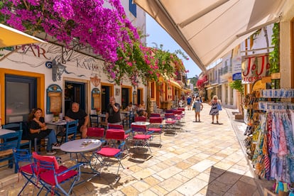 Cafeterías y restaurantes en la plaza de Gáios, en Paxos (Grecia).
