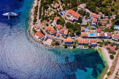 Vista aérea de Fiskardo, en la isla jónica de Cefalonia (Grecia).