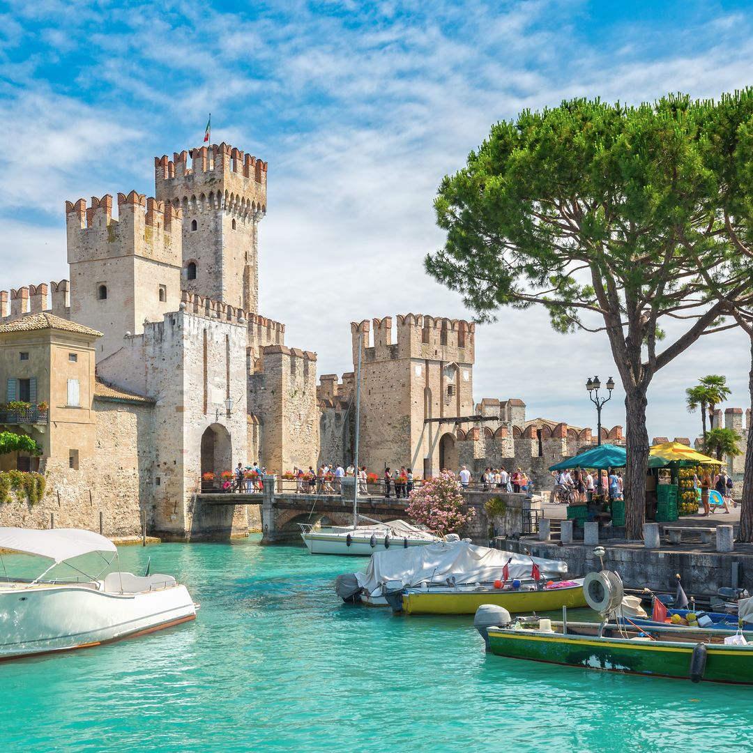 Rocca Scaligera, un encantador castillo en Sirmon, a orillas del lago Garda, Italia en Italia