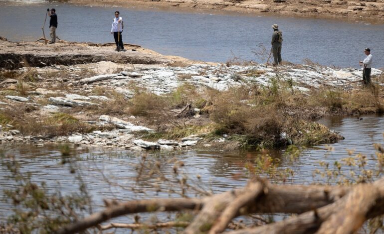 El número de desaparecidos por las inundaciones en Texas se reduce de cien personas a tres
