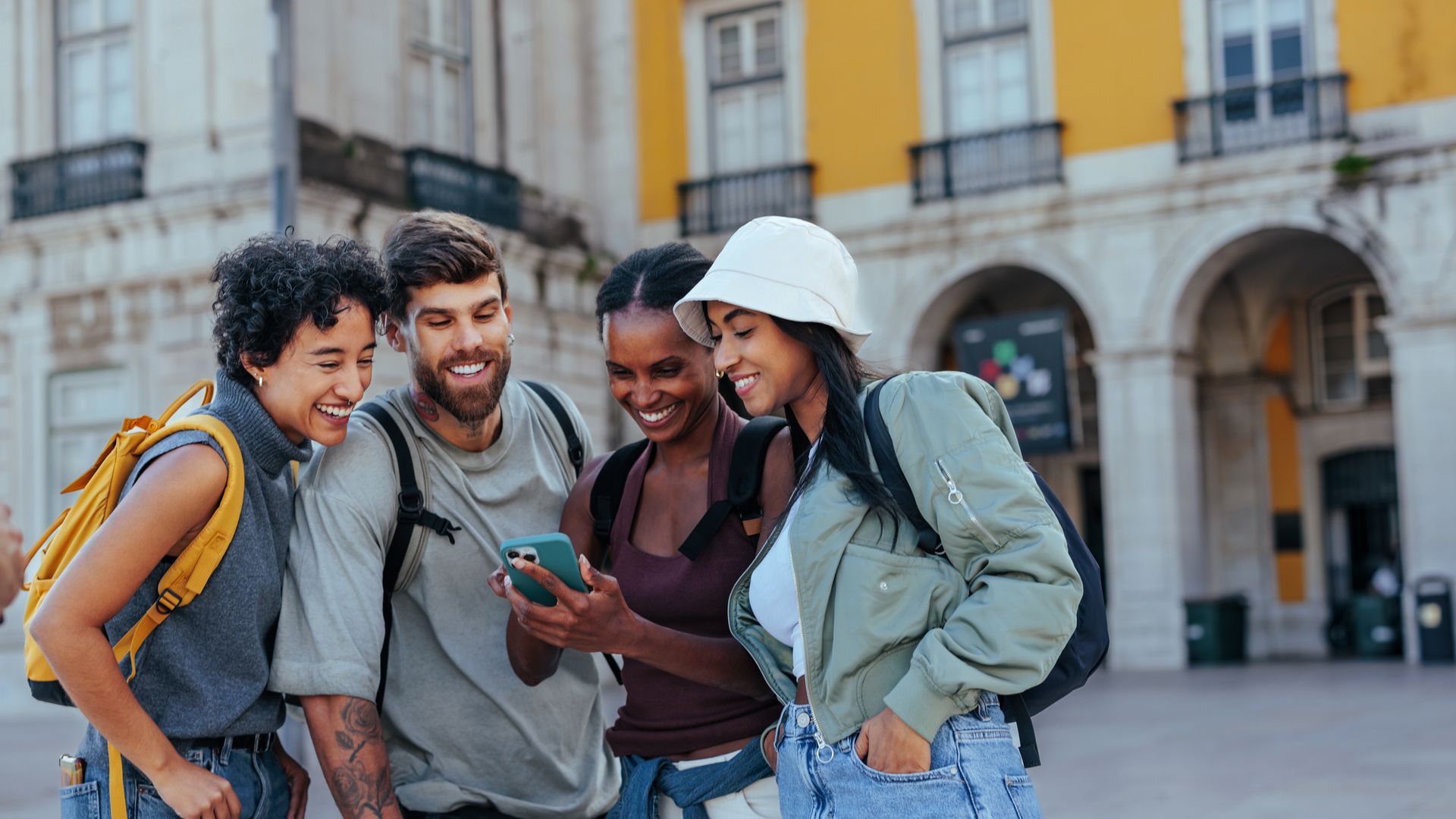 Un groupe de touristes de la ville portugaise de Lisbonne organisant son voyage avec un téléphone portable