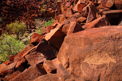 Detalle de una piedra marsupial registrada en las tierras indígenas de Murujuga (Australia).