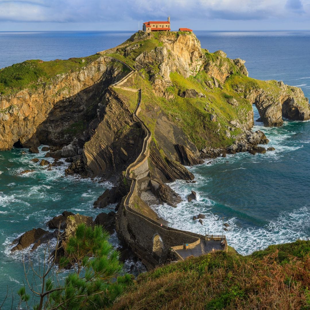 San Juan de Gazélugatxe, en la parte superior