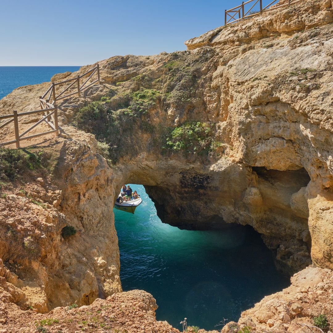 Percibidos dos suspensiones Sete, siete valles suspendidos, Algarve, Portugal