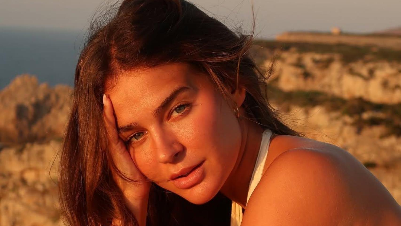 Laura Escanes disfruta de unas vacaciones en altamar con este bikini azul de lunares blancos