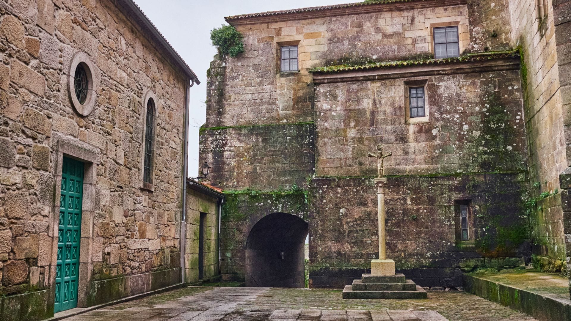Centro histórico medieval de la ciudad fronteriza de Tui en Pontevedra, Galicia