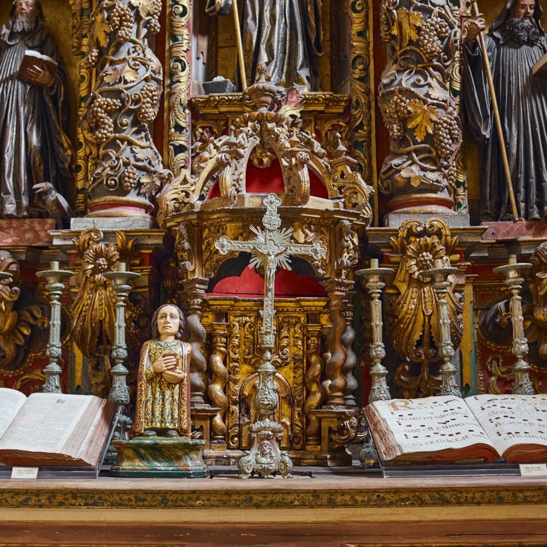 Altar dentro de la Catedral de Tui en Pontevedra, Galicia
