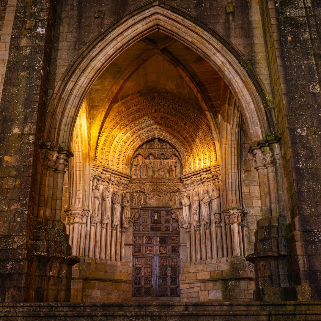 Fasade de la espectacular Catedral de Tui en Pontevedra, Galicia