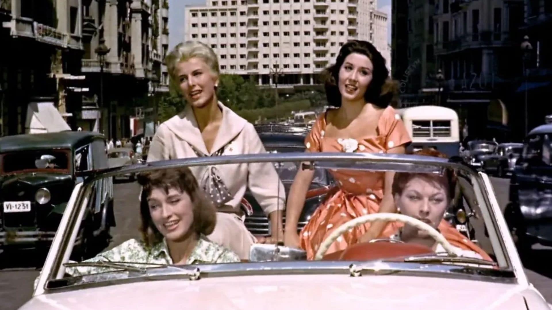 Escena de chicas de la Cruz Roja