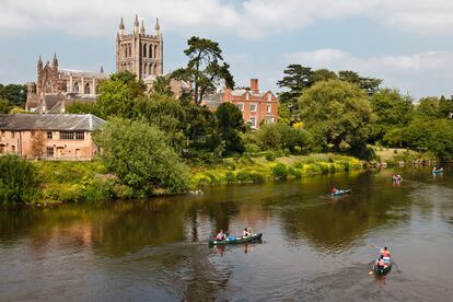 Varios kayaks navegando por el río Wye, junto a la catedral de Hereford.e