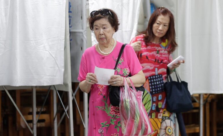 Los taiwaneses deciden si destituyen a los legisladores pro chinos en una inusual votación