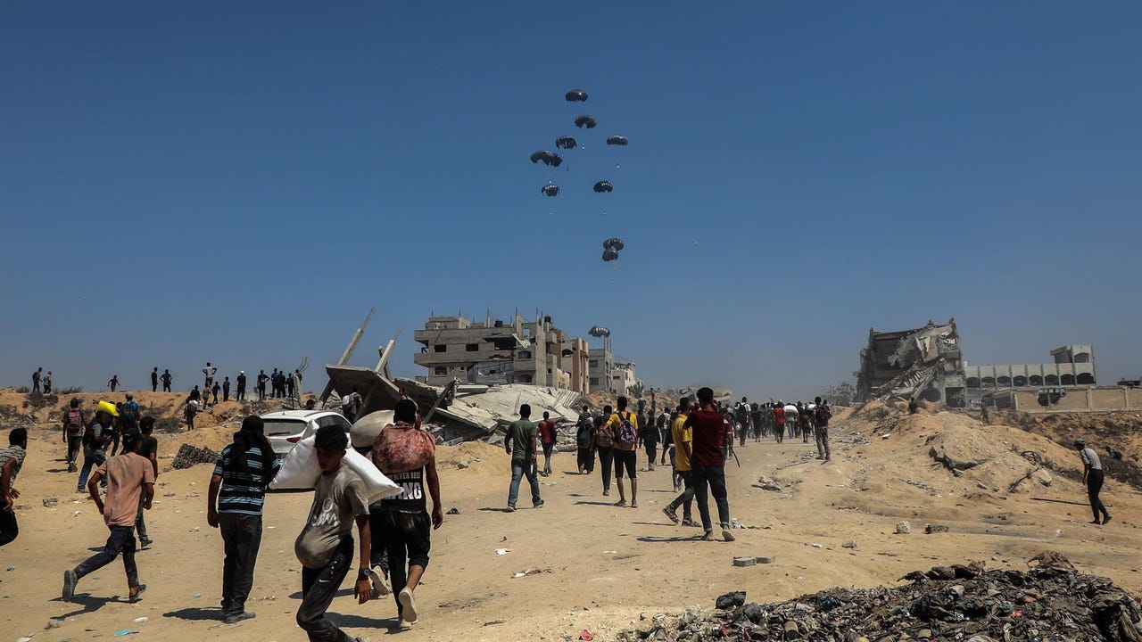 Solo 73 camiones con ayuda, la mayoría de ellos saqueados, entraron en Gaza el primer día de pausa humanitaria