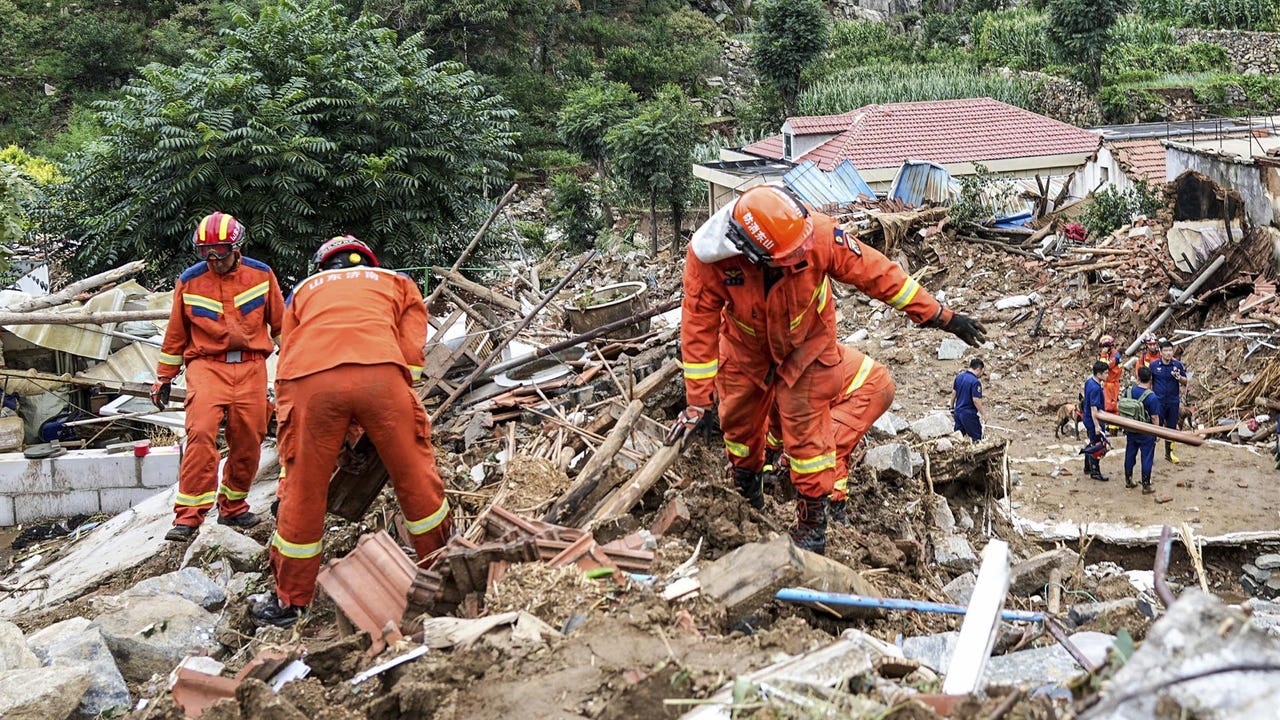 Al menos 30 muertos y más de 80.000 desplazados por las fuertes inundaciones que afectan a Pekín
