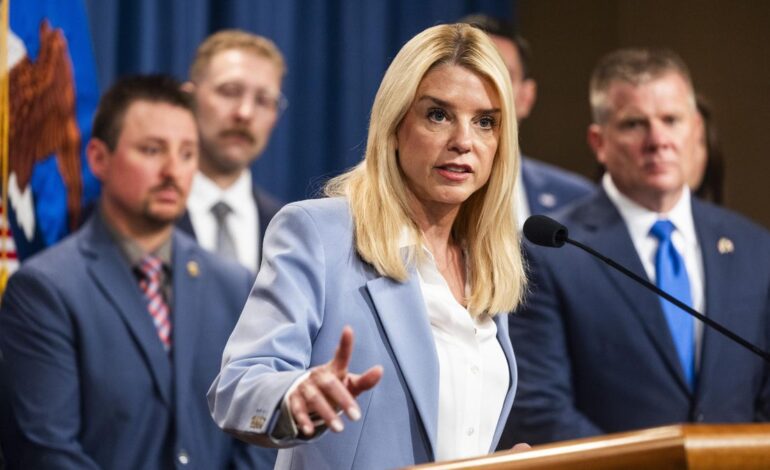 La fiscal general de EEUU despide a 20 empleados que trabajaron en casos penales contra Trump
