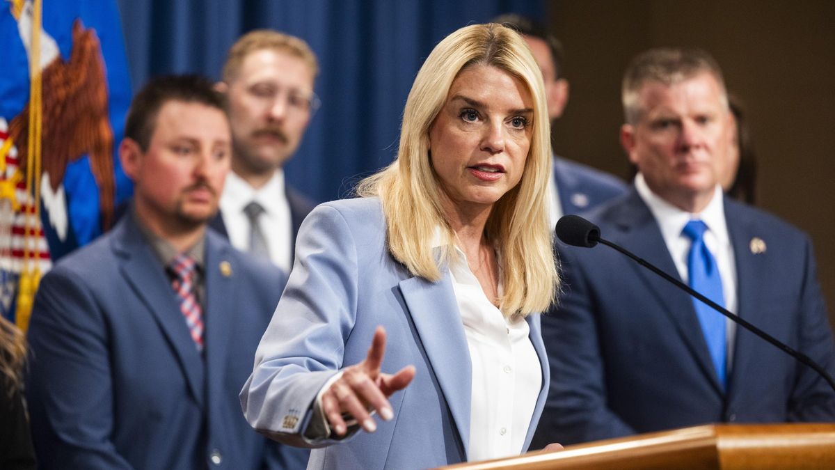 La fiscal general de EEUU despide a 20 empleados que trabajaron en casos penales contra Trump