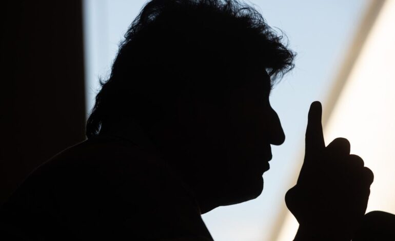 Dos mil personas con estacas, escudos y lanzas protegen el último fortín de Evo Morales