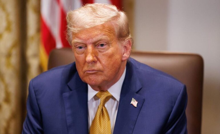 Trump, agresivamente a la defensiva al verse golpeado por las teorías de la conspiración sobre Jeffrey Epstein que alimentó