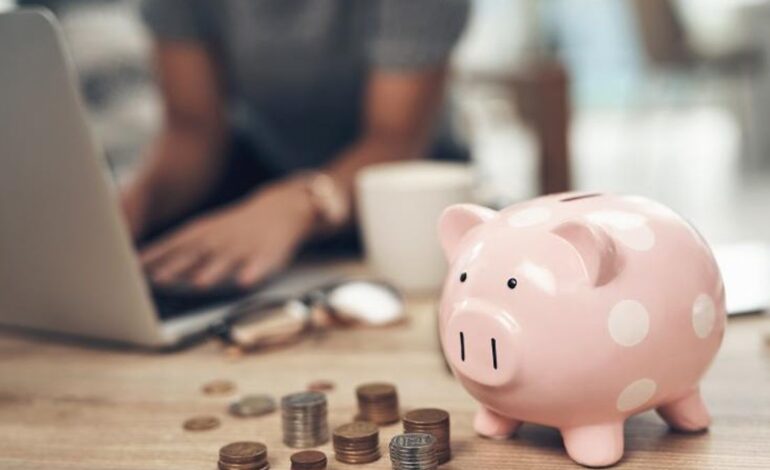 Un estudio revela que este sencillo gesto con el dinero es común entre las personas más felices y tranquilas