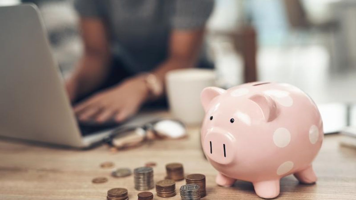 Un estudio revela que este sencillo gesto con el dinero es común entre las personas más felices y tranquilas