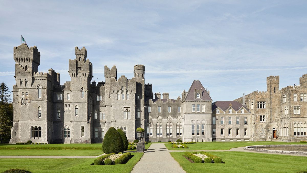 Así es el castillo medieval irlandés convertido en refugio de lujo de la realeza y celebrities de todo el mundo