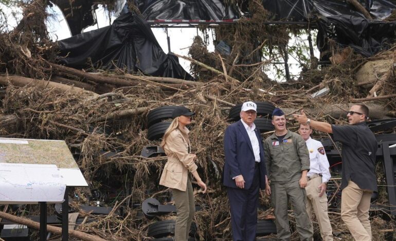 RIADAS ESTADOS UNIDOS | Trump visita la zona devastada por las inundaciones en Texas conforme crece el escrutinio a la respuesta federal