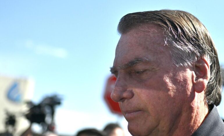 Bolsonaro dice sentirse humillado por la imposición de una tobillera electrónica ante riesgo de fuga de Brasil